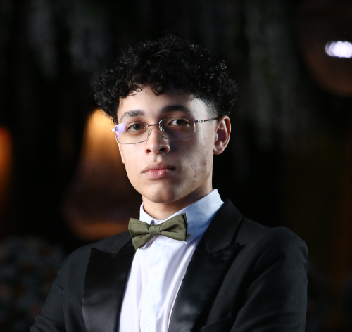 Foto de Henrique Ramos em trajes formais